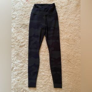Dark camo alo leggings
